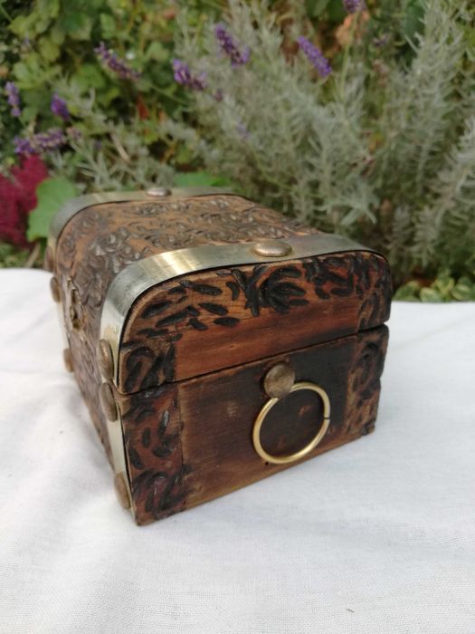 Drewniana szkatułka, kuferek na drobiazgi, biżuterię.