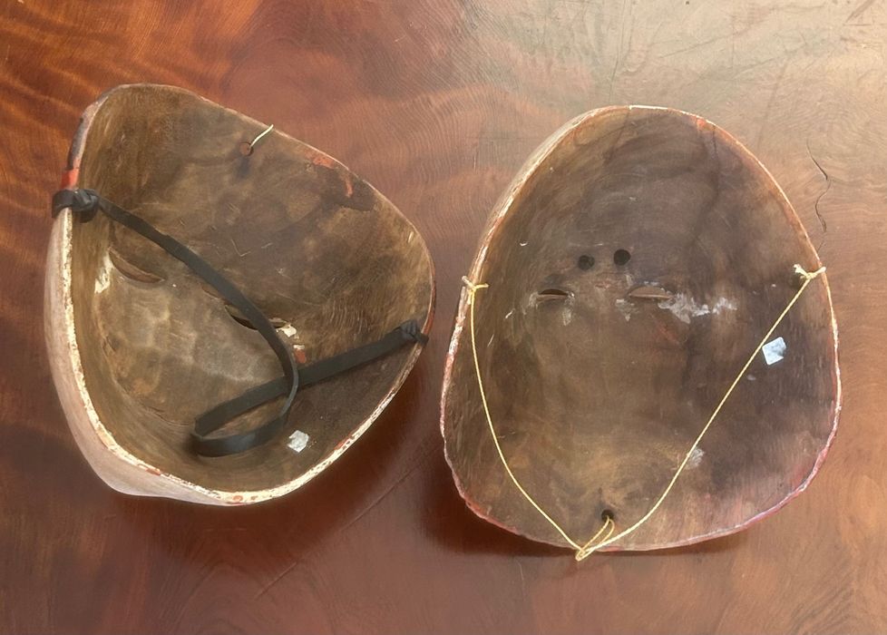 Par de Máscaras Tradicionais de Bali / Indonésia (Madeira Esculpida)