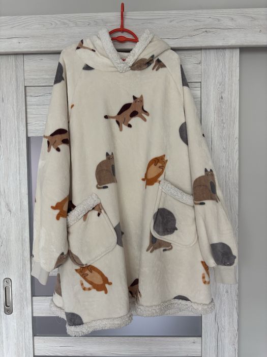 Kocobluza z kapturem i rękawami. Ponczo oversize w kotki