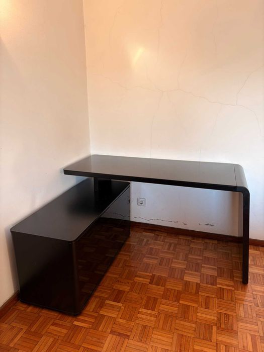 Vendo secretária muito boa a bom preço