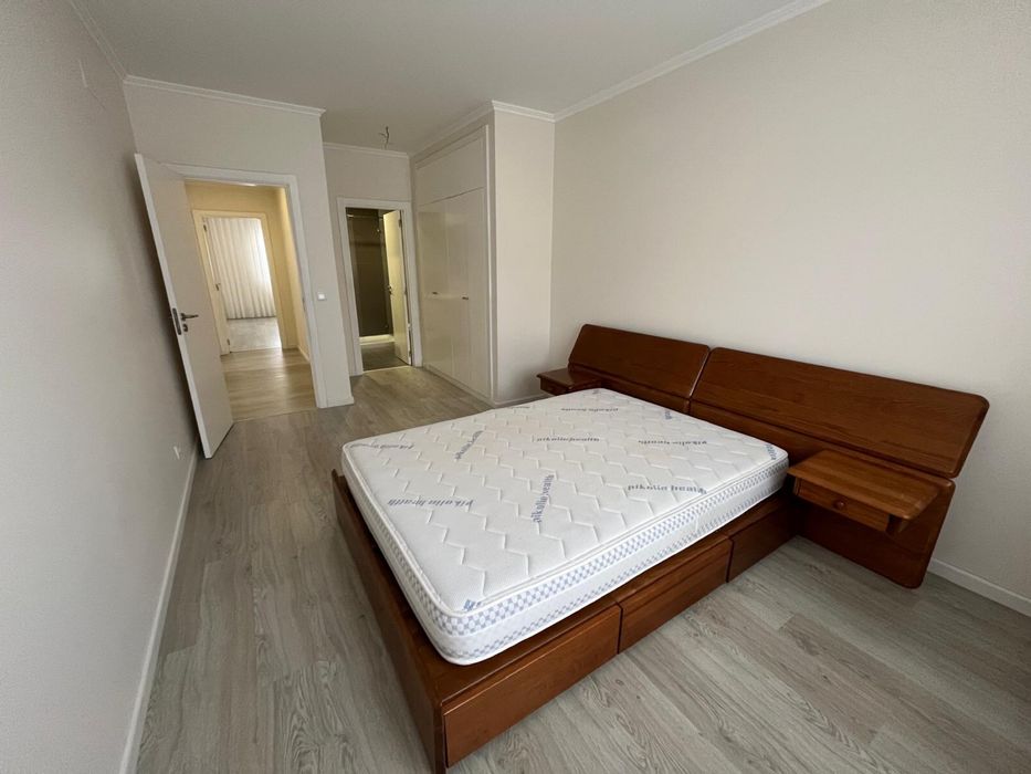 Cama de Casal em Madeira com Gavetões de Arrumação + Colchão Pikolin