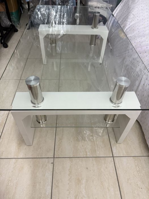 Mesa de centro com tampo em vidro