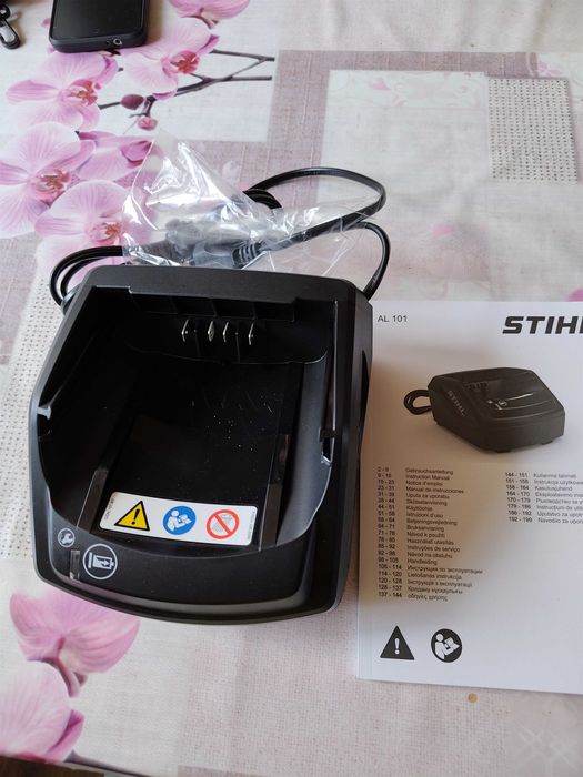 Ładowarka AL 101 Stihl AK AP