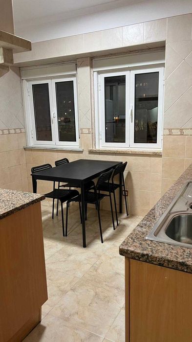 Quarto para arrendar próximo comboio Queluz