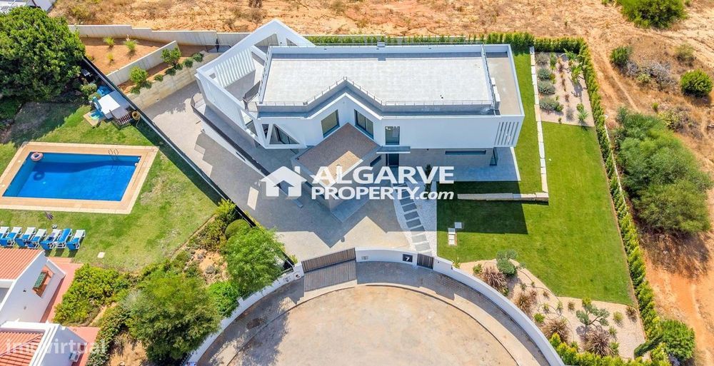 Fantástica Moradia V4 Chave na Mão perto da Praia na Galé, Algarve