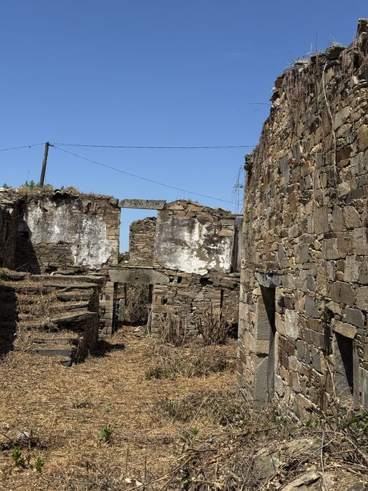 [Venda Particular] Terreno Urbano de 250m² com Ruína e Palheiro em Pedra – Mirandela