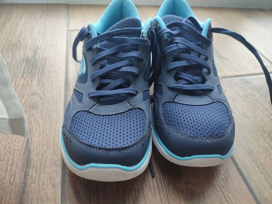 Кросівки Skechers стан нових