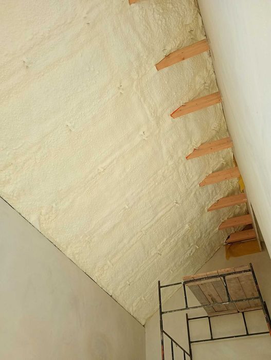 Ocieplenie Pianą Pur, izolacje natryskowe dachu, ocieplenie poddasza