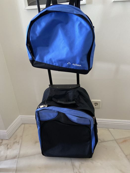 Uma mala com mochila