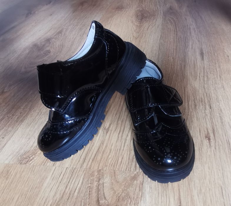 NOWE Buty lakierowane dla człopca czy dziewczynki, rozmiar 25