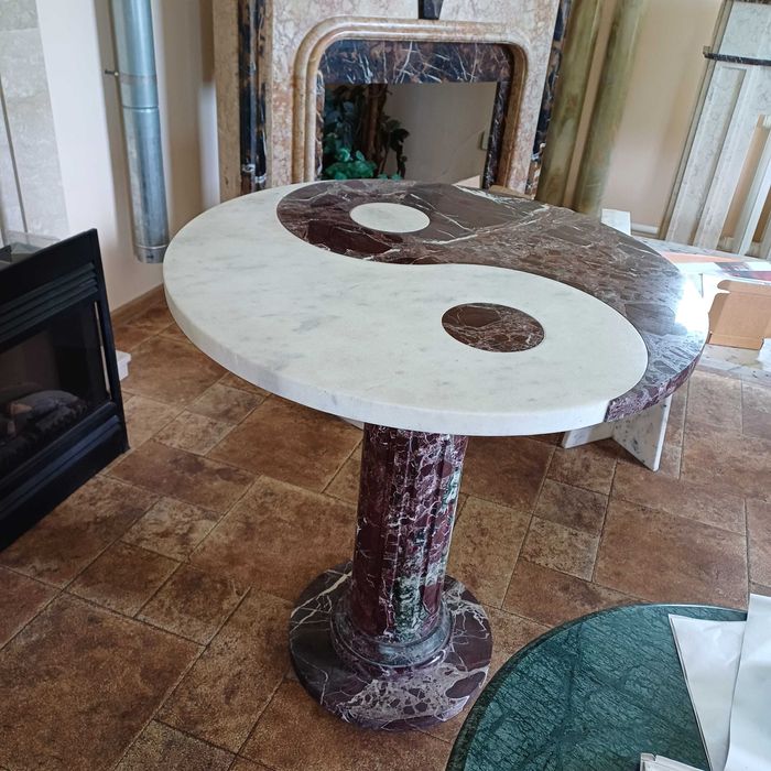 Журнальний стіл з мармуру
