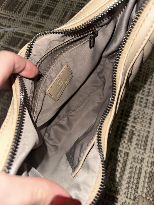 Сумка у трендовому бежевому кольорі