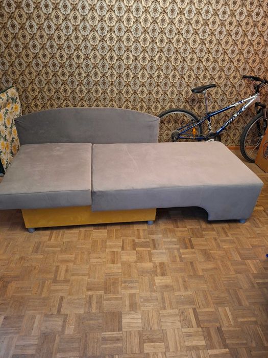 Sofa młodzieżowa jednoosobowa ,rozkładana z pojemnikiem .