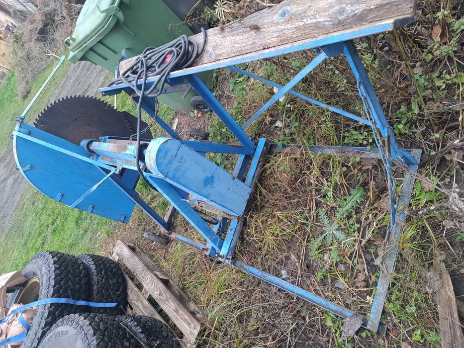 Łuparka do drewna piła wachadłowa.