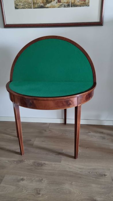 Mesa de jogo meia-lua estilo clássico.