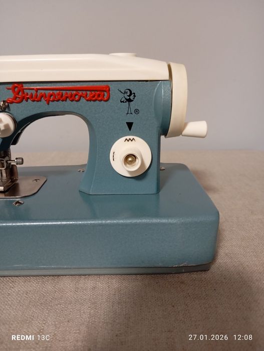 Детская швейная машинка Дніпряночка