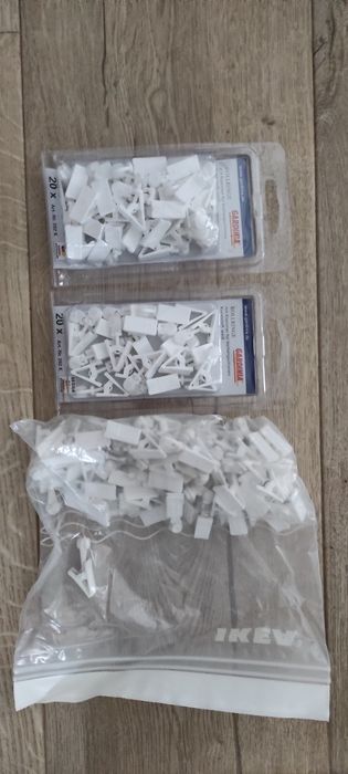 Plastikowe żabki do zasłon