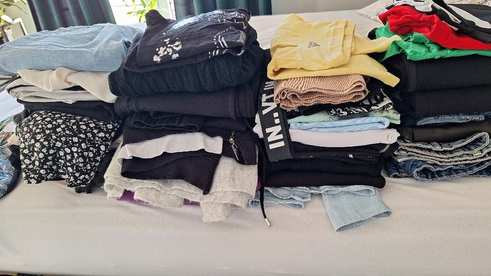 50 sztuk ubrań S i XS