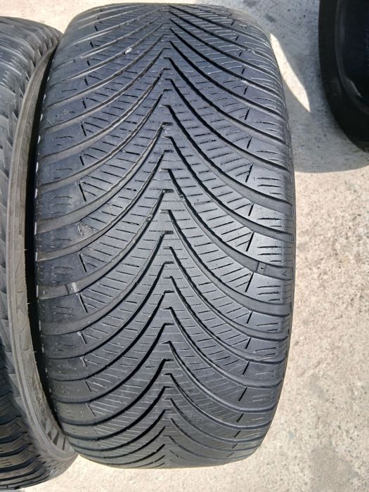 Opony wielosezonowe 235 45 R17 Kumho Solus 4s