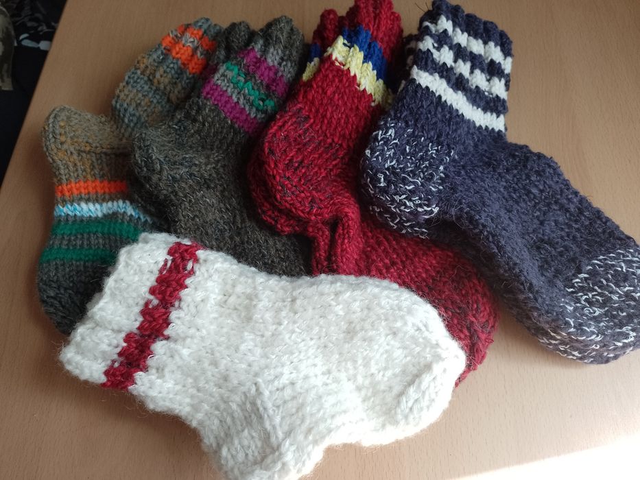 Шкарпетки ручної роботи для самих маленьких дітей. Ручна робота