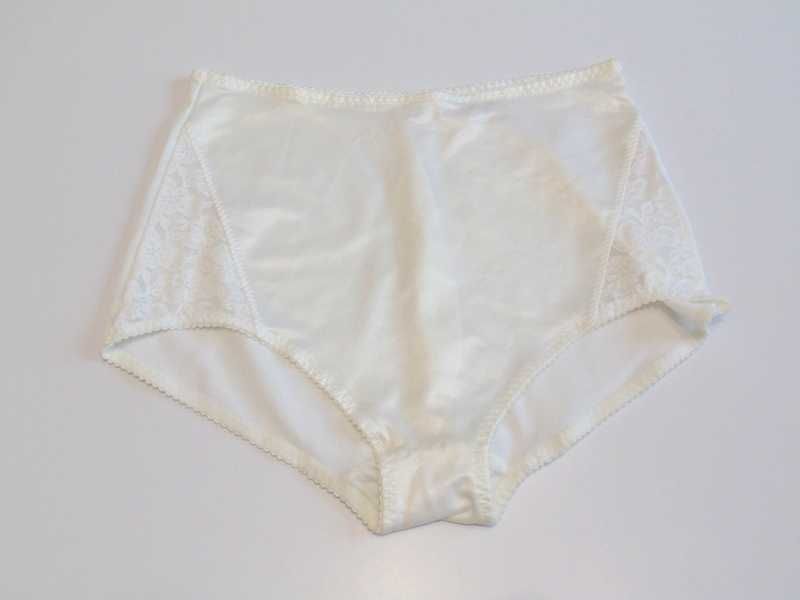 Białe modelujące wyszczuplające majtki damskie z koronką 3XL