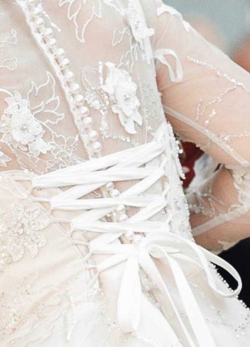 Випускна жіноча сукня