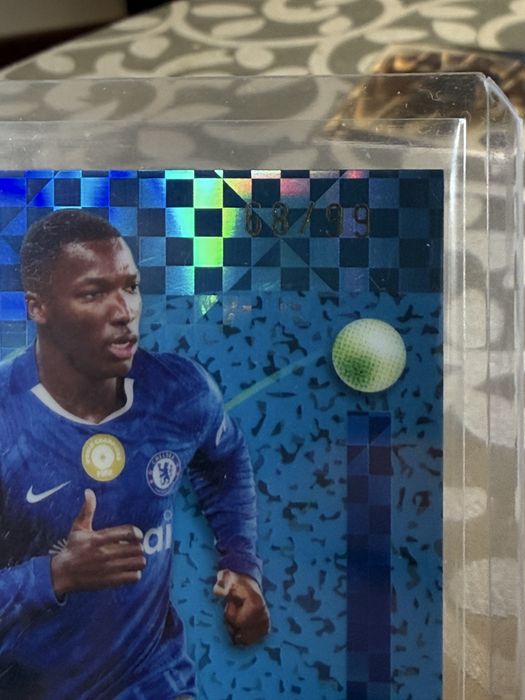 Moisés Caicedo Blue Geometric Refractor /99 Topps Finest