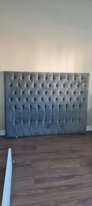 Cabeceira de cama cinzenta veludo, capitone