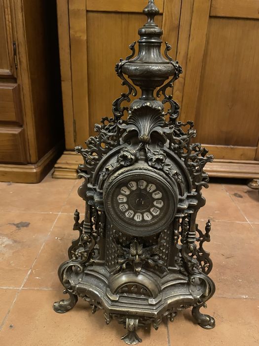 Magnífico Relógio de Mesa / Lareira Antigo em Bronze – Estilo Rococó / Barroco