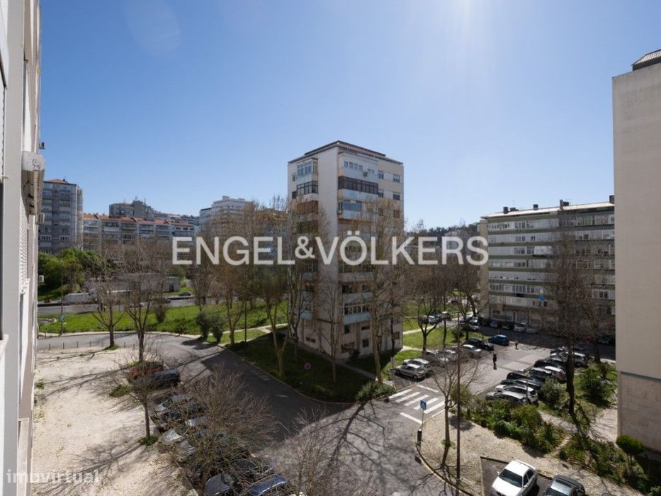 T3 espaçoso em Benfica com varanda e excelente luz natural