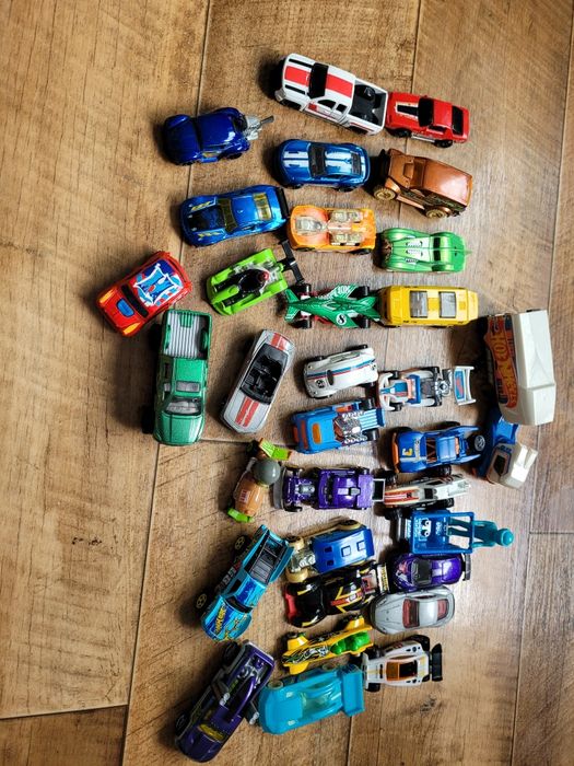 Zestaw 30 samochodów Hot Wheels