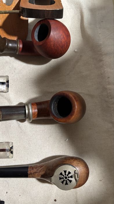 Lindos cachimbos com suporte em madeira