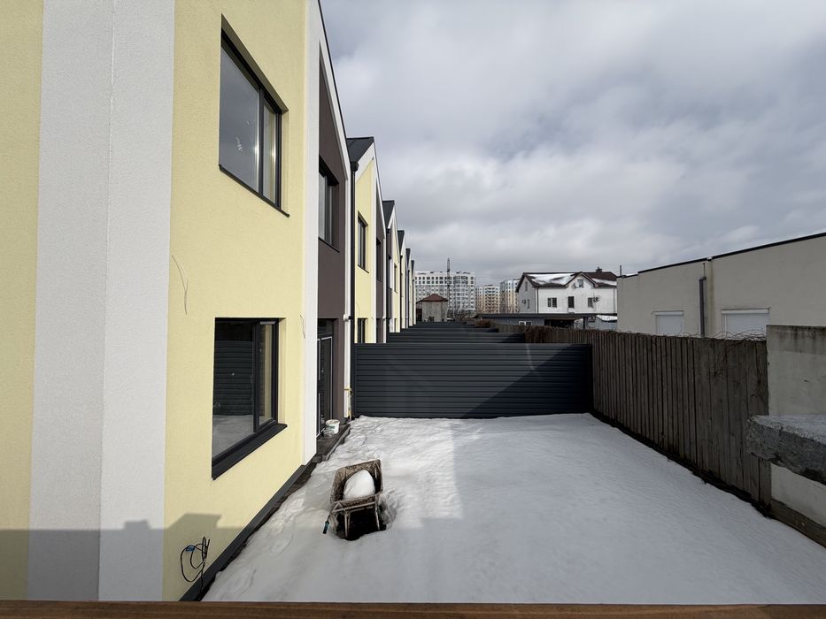 Таун з новим якісним ремонтом. Держ програми - так. Поряд школа, садок