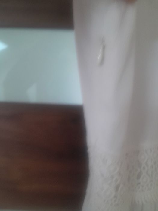 Śliczna biała koronkowa sukienka.