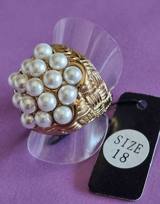 Anel dourado, em aço, cheio de pérolas em cima. T18
