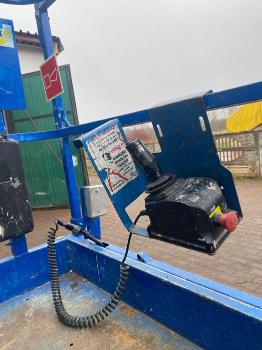 Podnośnik krzyżakowy akumulatorowy zwyżka budowlana halowa