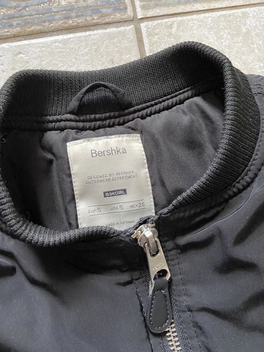 Czarna długa kurtka bomberka Bershka S