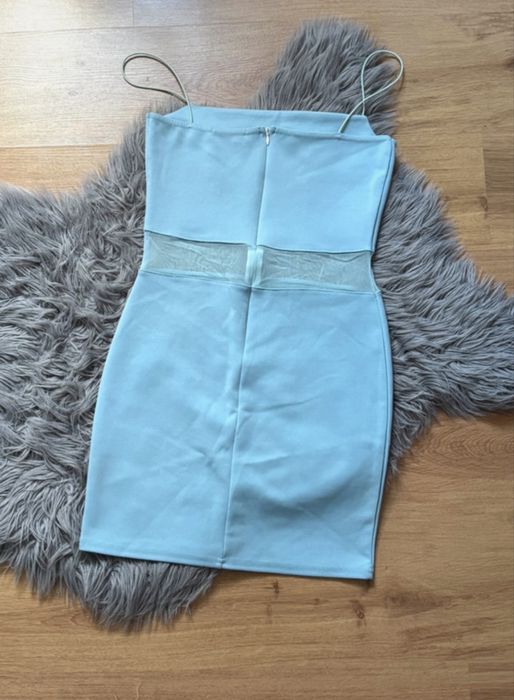 Błękitna dopasowana sukienka na ramiączkach Missguided
