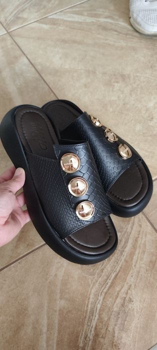 Шкіряні шльопанці