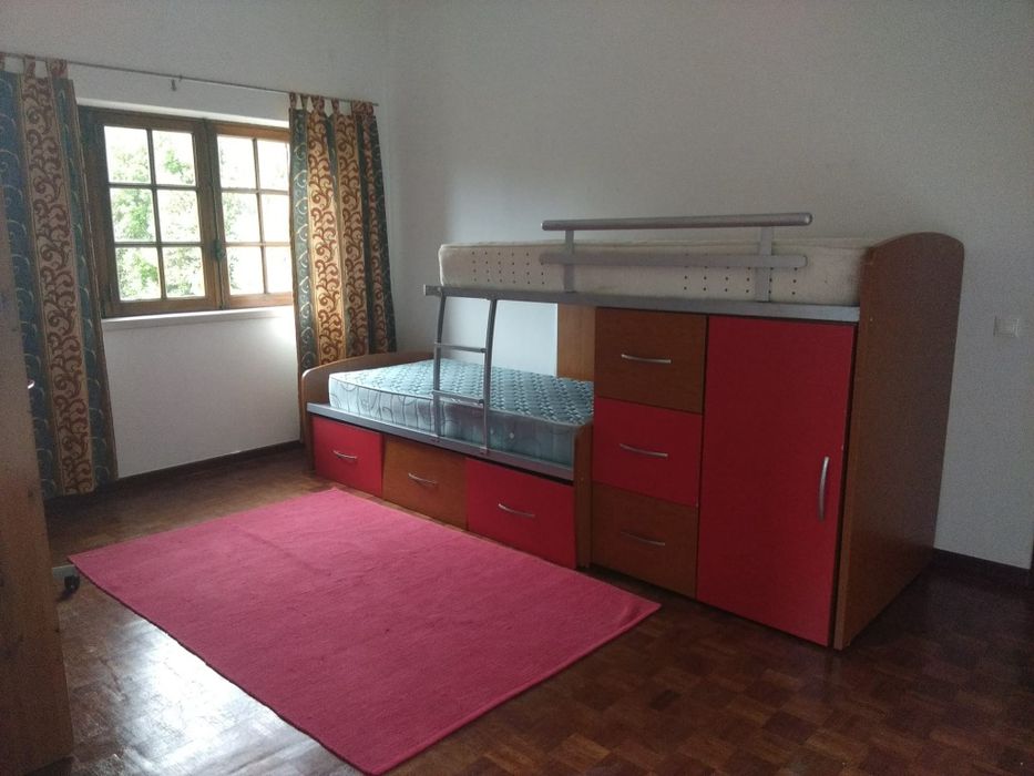 Cama beliche com arrumação