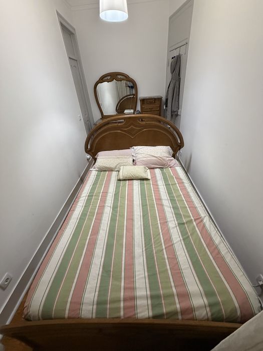 Conjunto de Quarto Estilo Clássico / Provençal – Madeira com Tampos em Mármore