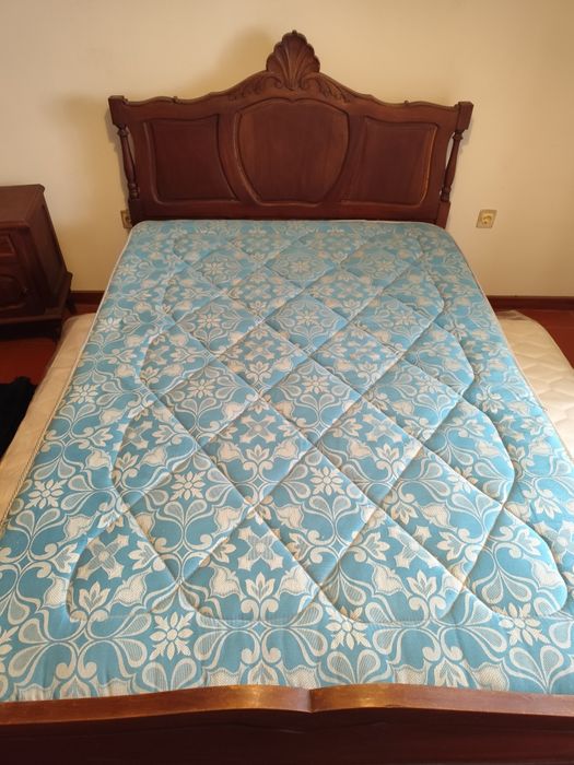 Cama completa+estrado+colchão e 2mesas cabeceira
