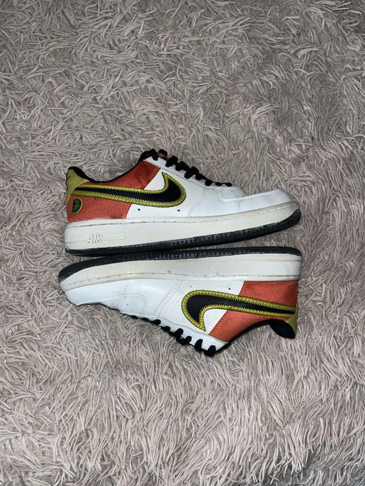 Nike Air Force 1 '07 LV8 на них е пляма на фото також заломи