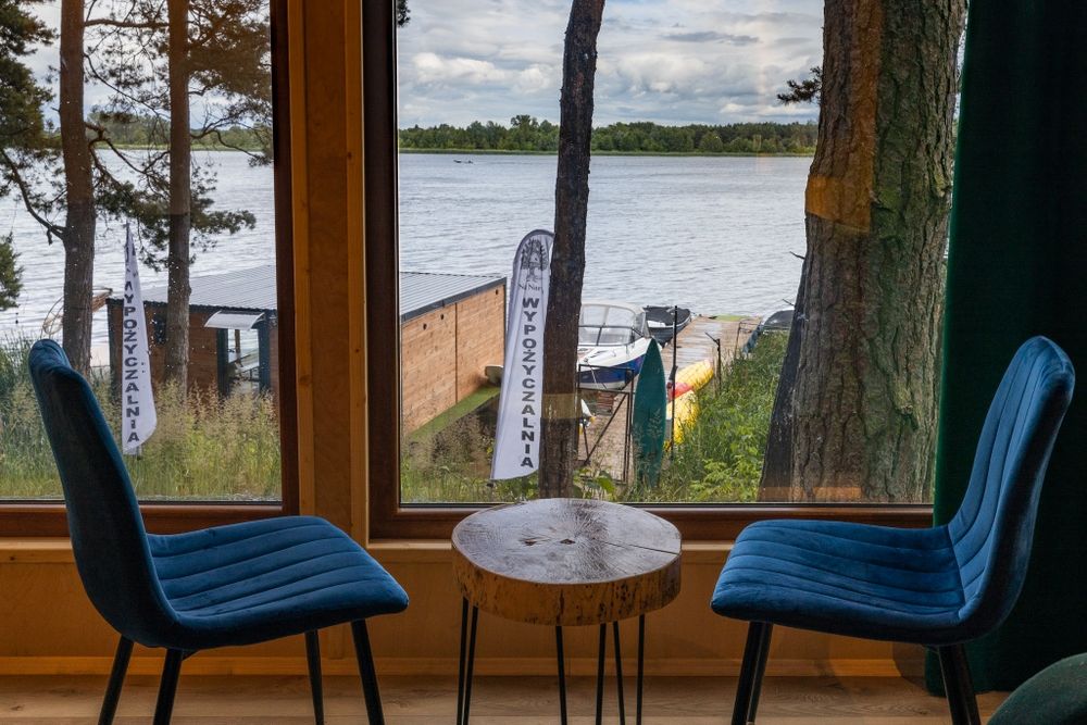 Domek na drzewie z jacuzzi nad brzegiem jeziora. Domek nad wodą