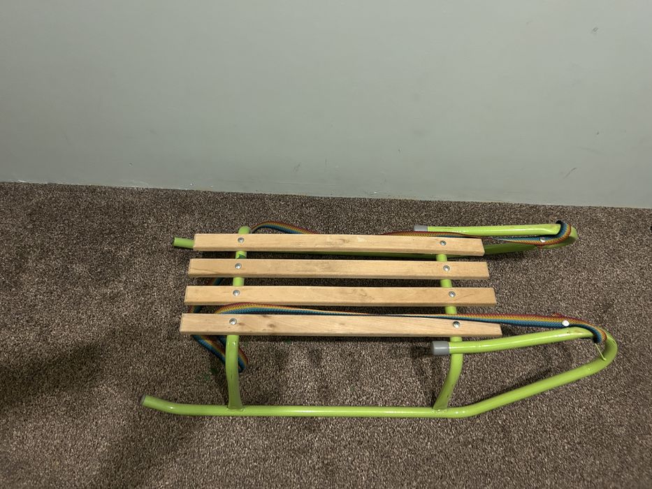 Sanki metalowe z drewnianym siedziskiem i sznurkoem