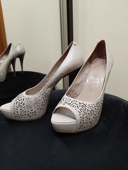 Szpilki skora bezowe