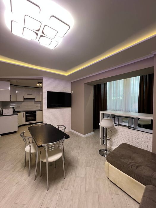 Здається трикімнатна квартира неподалік ринку