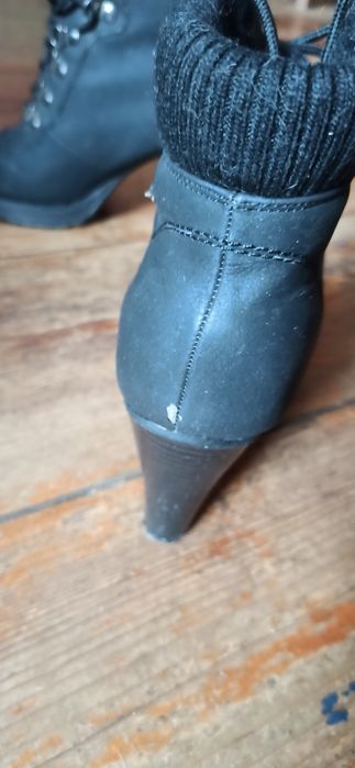 Czarne buty wiązane na wysokim obcasie