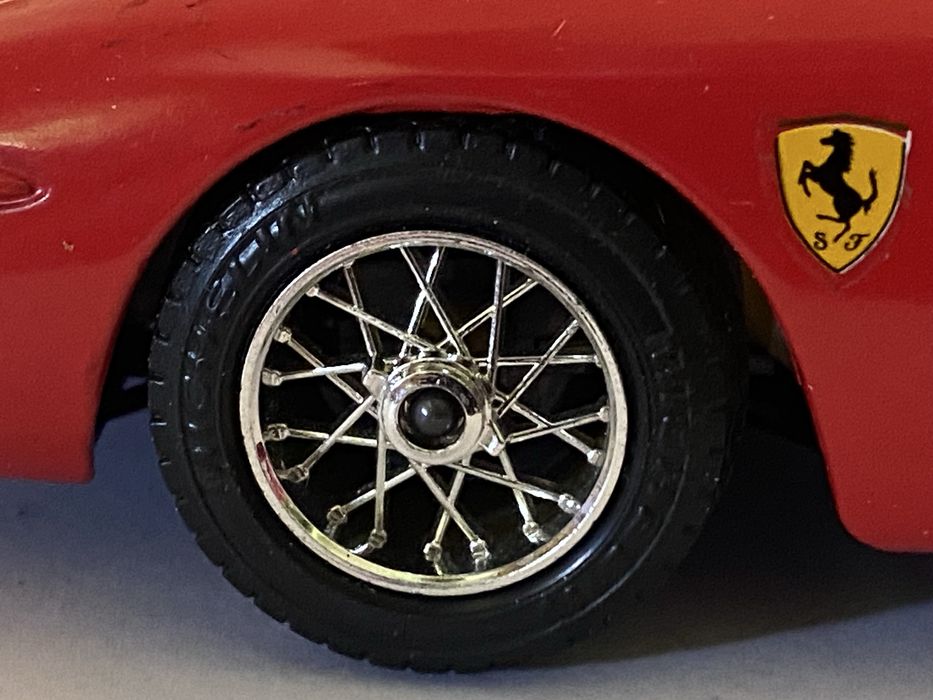 Ferrari 250 LM – Burago 1/24 (Made in Italy) – Excelente Estado