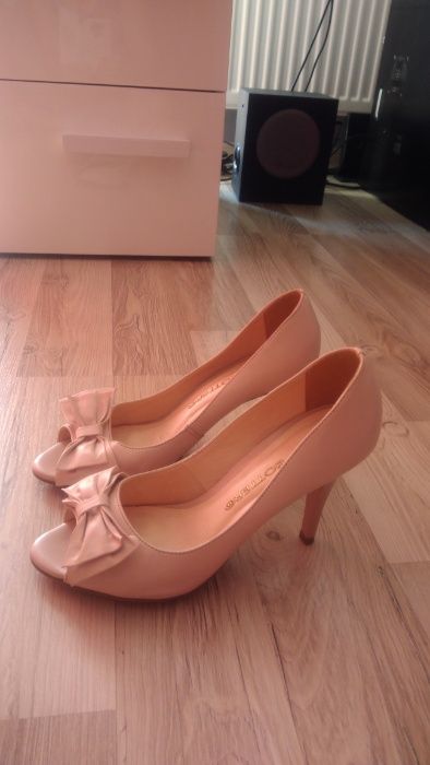Sprzedam skórzane szpilki marki Bottero. Kolor pudrowy róż. Rozmiar 39